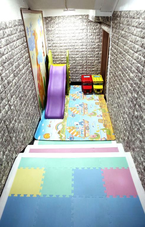 Moiri Guesthouse ヨス市 エクステリア 写真